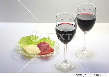赤ワインとツマミ 赤ワインとツマミ 123383326