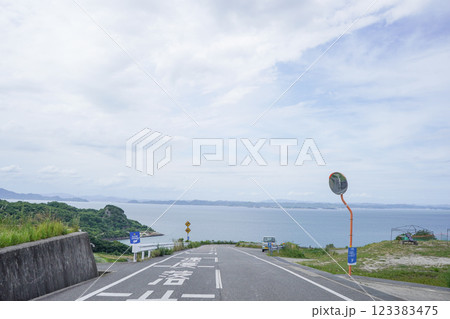 海の見える道 123383475