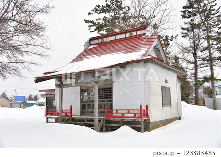 冬の北海道上ノ国町で中須田稲荷神社境内の風景を撮影 冬の北海道上ノ国町で中須田稲荷神社境内の風景を撮影 123383485