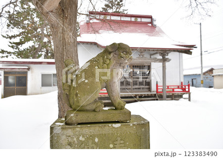 冬の北海道上ノ国町で中須田稲荷神社境内の風景を撮影 123383490