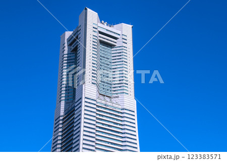 日本の横浜都市景観 2月26日…桜木町駅前の横浜ランドマークタワーなどを望む＝令和7年 123383571