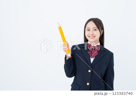 大きな鉛筆でおすすめする女子高生 123383740