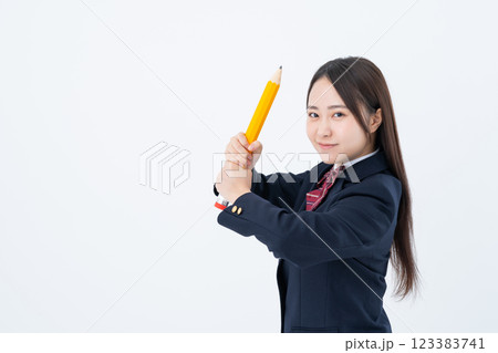 大きな鉛筆で構える女子高生 123383741