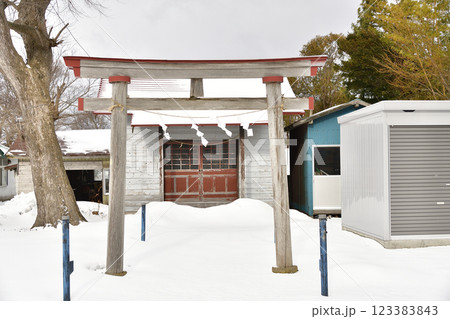 冬の北海道上ノ国町で豊田稲荷神社境内の風景を撮影 123383843