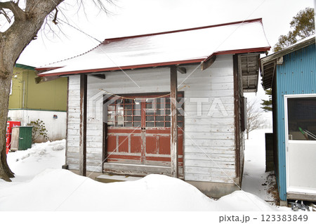 冬の北海道上ノ国町で豊田稲荷神社境内の風景を撮影 冬の北海道上ノ国町で豊田稲荷神社境内の風景を撮影 123383849