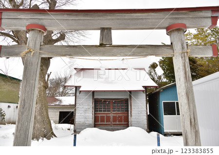 冬の北海道上ノ国町で豊田稲荷神社境内の風景を撮影 冬の北海道上ノ国町で豊田稲荷神社境内の風景を撮影 123383855