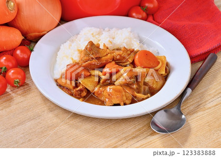 鶏肉とじゃがいも、ニンジン、シメジと玉ねぎの王道カレーライス。 123383888