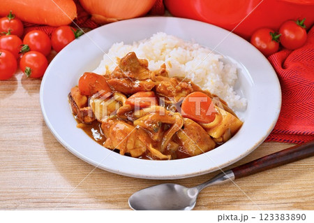 鶏肉とじゃがいも、ニンジン、シメジと玉ねぎの王道カレーライス。 123383890