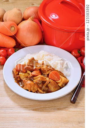 鶏肉とじゃがいも、ニンジン、シメジと玉ねぎの王道カレーライス。 123383892