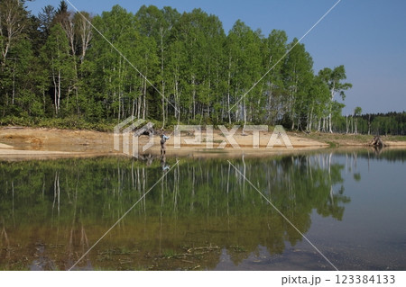 初夏の朱鞠内湖 フライフィッシング風景 北海道の湖 初夏の朱鞠内湖 フライフィッシング風景 北海道の湖 123384133