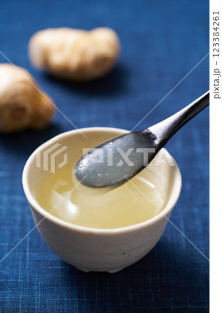 生姜入り葛湯 123384261