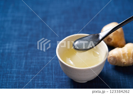 生姜入り葛湯 123384262
