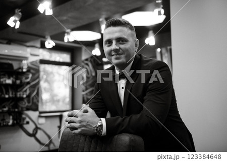 bearded man cutting his beard in the barbershop 123384648