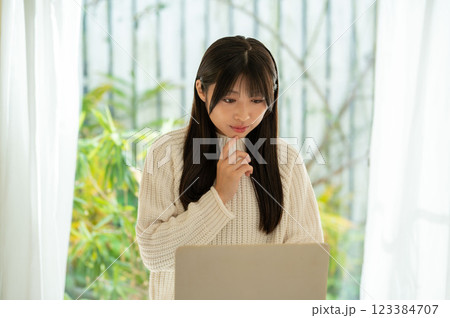 パソコンを操作する若い女性 パソコンを操作する若い女性 123384707