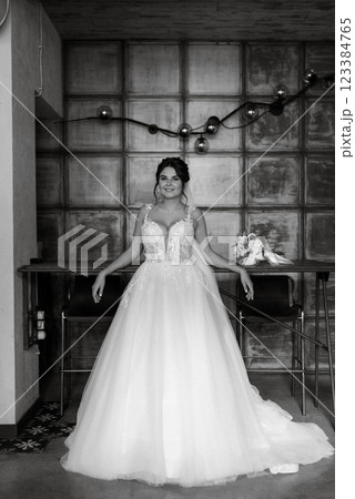 bride inside the cocktail bar 123384765