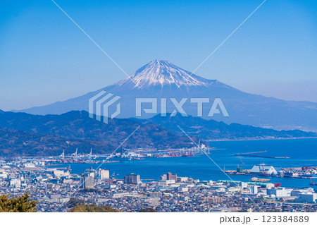 【静岡県】日本平から眺める、清水区の街並みと富士山 【静岡県】日本平から眺める、清水区の街並みと富士山 123384889