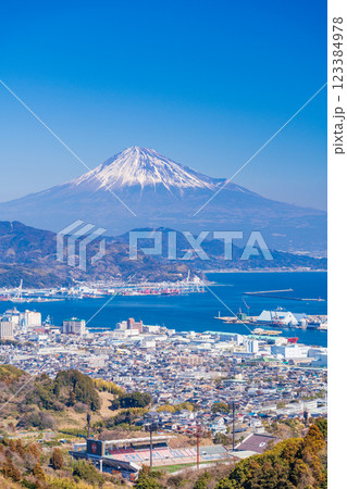 【静岡県】日本平から眺める、清水区の街並みと富士山 【静岡県】日本平から眺める、清水区の街並みと富士山 123384978
