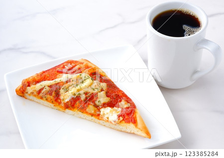 チーズをたっぷりのせたトマトソースのピザと、淹れたてのコーヒーで、おいしいランチタイムのイメージ 123385284