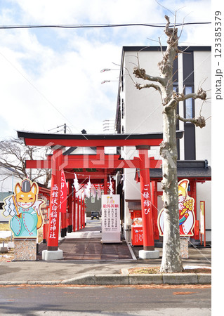冬の北海道函館市で伏白稲荷神社境内の風景を撮影 123385379