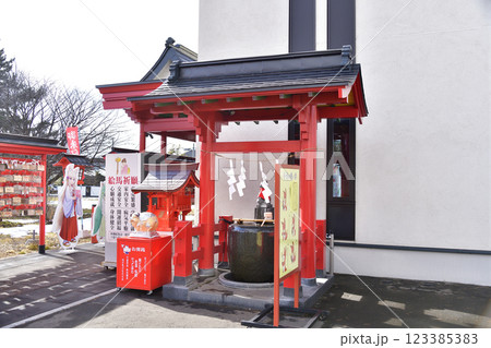 冬の北海道函館市で伏白稲荷神社境内の風景を撮影 123385383