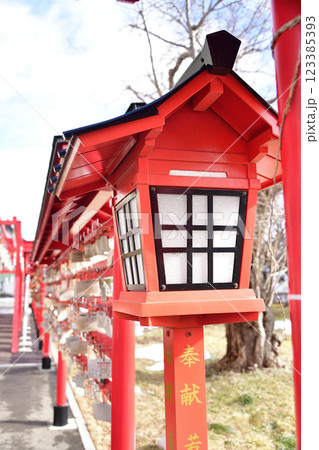 冬の北海道函館市で伏白稲荷神社境内の風景を撮影 123385393