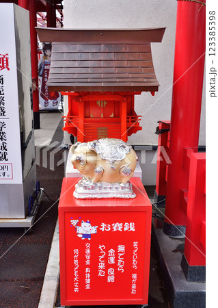 冬の北海道函館市で伏白稲荷神社境内の風景を撮影 123385398