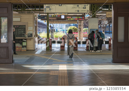 【北九州門司港レトロ 門司港駅改札口 人有り】 【北九州門司港レトロ 門司港駅改札口 人有り】 123385554