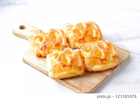 りんご煮をたっぷり使ったおいしそうなリンゴのデニッシュ りんご煮をたっぷり使ったおいしそうなリンゴのデニッシュ 123385878