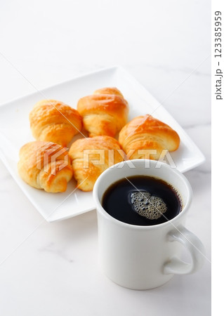 焼き立てでサクサクの食感のクロワッサンと、淹れたてのコーヒーの朝食 123385959