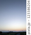 夕暮れに染まるグラデーションの空 123386204