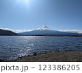 河口湖の湖畔から見た冬の晴れた空と雲と富士山 123386205