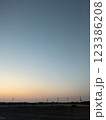 夕暮れでグラデーションに色付く田園 123386208