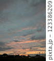 夕日に染まる雲と住宅街 123386209