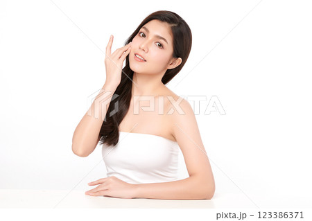 Beautiful young asian woman with clean fresh skin on white background, Face care, Facial treatment, Cosmetology, beauty and spa, Asian women portrait. 123386371