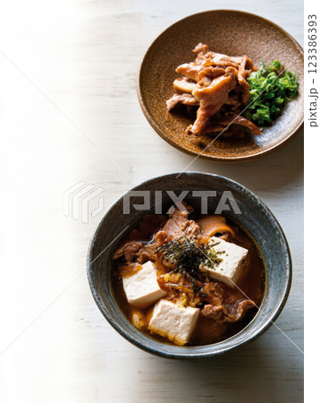 Tofu and mushroom soup with seaweed garnish 123386393
