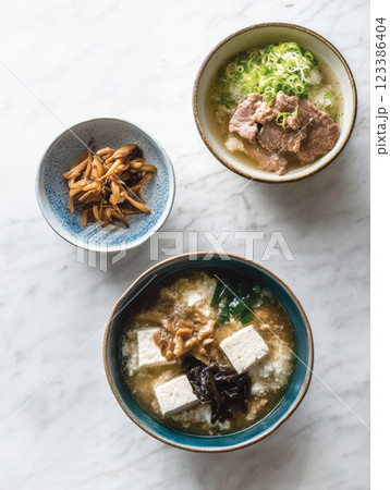 Traditional Japanese miso soup with tofu and seaweed 123386404