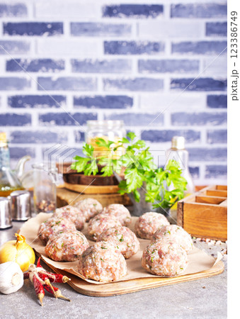 Raw meatballs made from ground beef. Top view Raw meatballs made from ground beef. Top view 123386749