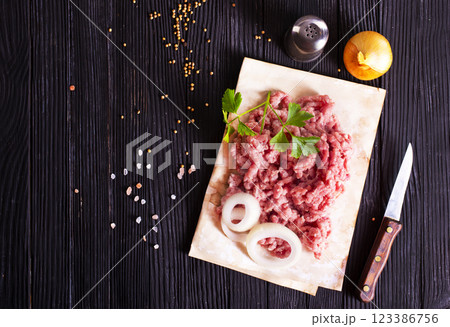 Fresh Raw Beef Minced Meat with salt, pepper, chilli and fresh onion 123386756