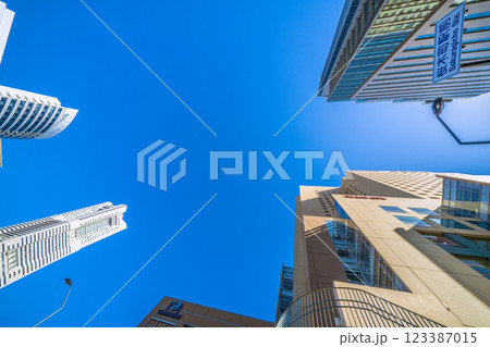 日本の横浜都市景観 新風景。桜木町駅前から横浜ランドマークタワーなどビル群を望む＝2月26日 123387015