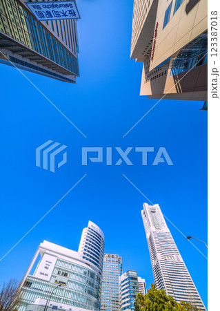 日本の横浜都市景観 新風景。桜木町駅前から横浜ランドマークタワーなどビル群を望む＝2月26日 123387018