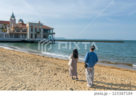 Couple on beach at Marizon hall at Momochi Seaside Park, Fukuoka Couple on beach at Marizon hall at Momochi Seaside Park, Fukuoka 123387184