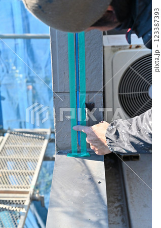 マスキングをする職人　コーキング打ち替え　外壁塗装工事 123387393
