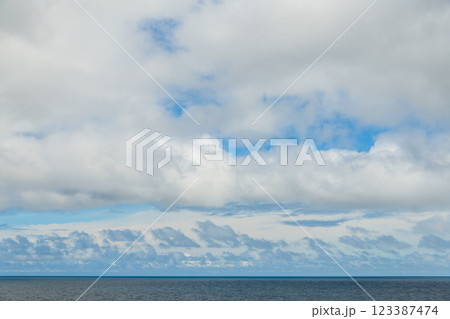 【夏～秋の大海原からの大空　空背景や空合成素材】 123387474