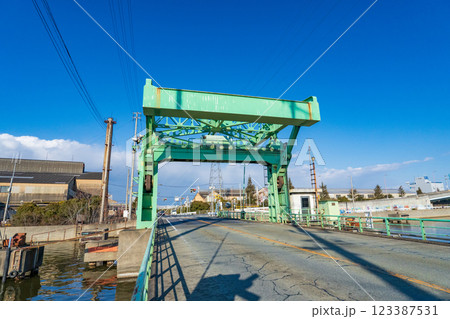 兵庫県尼崎市　土木遺産の跳開式可動橋　東高州橋 123387531