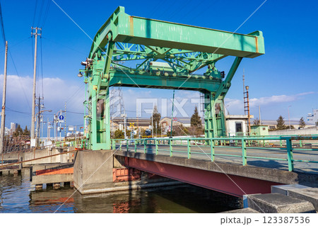 兵庫県尼崎市　土木遺産の跳開式可動橋　東高州橋 123387536