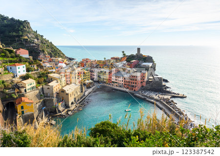 Sunny day at fishing village Vernazza 123387542