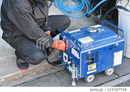 高圧洗浄機で外壁の洗浄　外壁塗装工事　 123387556