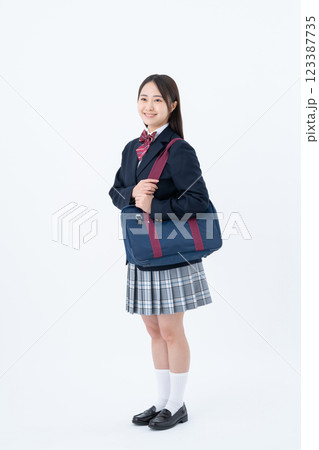 学生鞄を持つ笑顔の女子高生 学生鞄を持つ笑顔の女子高生 123387735