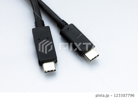 白背景の2本のusb-cケーブルのあるイメージ風景 123387796