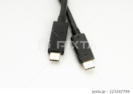 白背景の2本のusb-cケーブルのあるイメージ風景 123387799